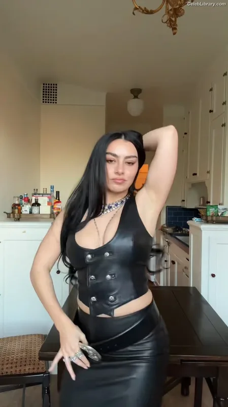 Charli XCX photo 10 of 2701