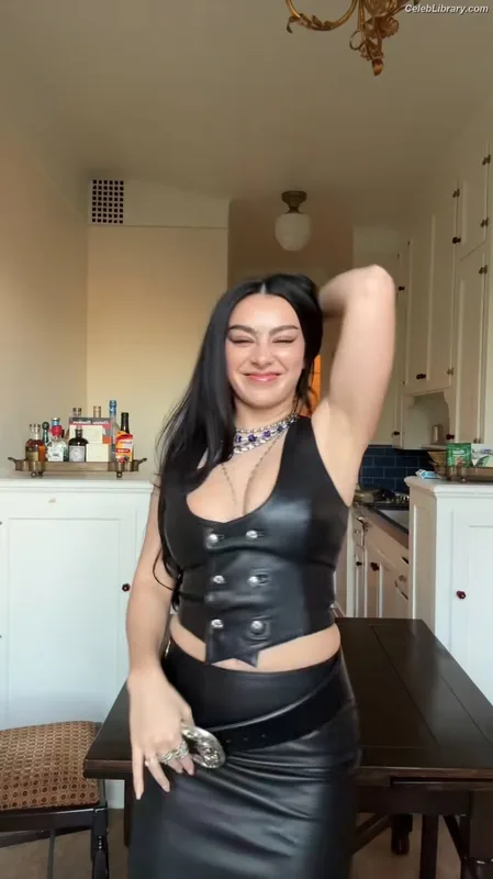 Charli XCX photo 11 of 2701