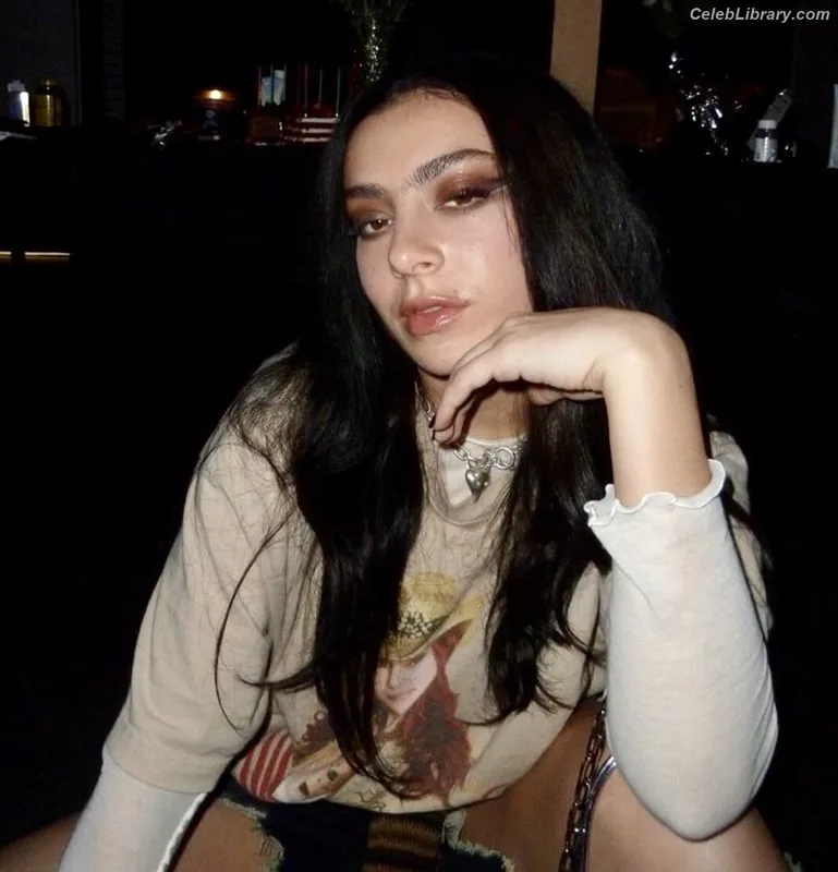 Charli XCX photo 19 of 2701