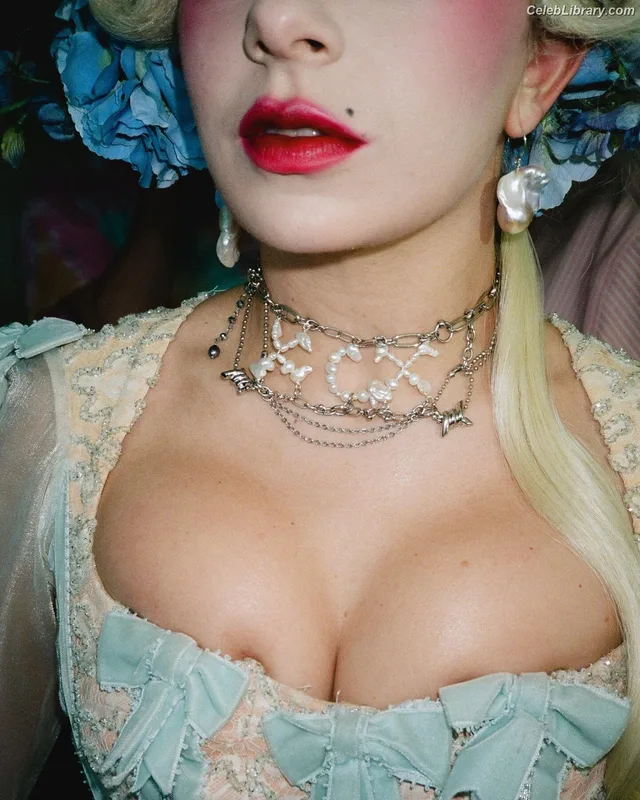 Charli XCX photo 1 of 2701