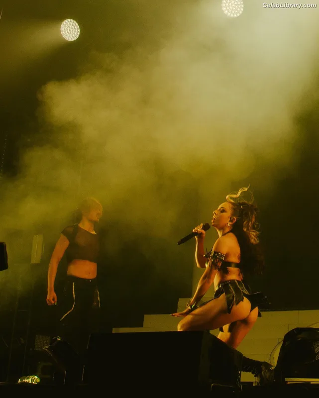 Charli XCX photo 1 of 2701