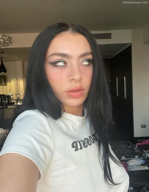 Charli XCX photo 17 of 2701