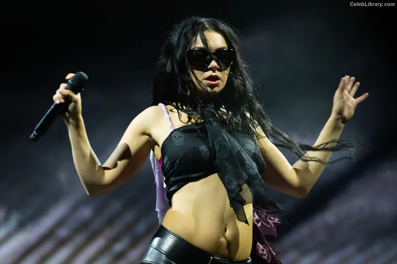 Charli XCX photo 1 of 2701