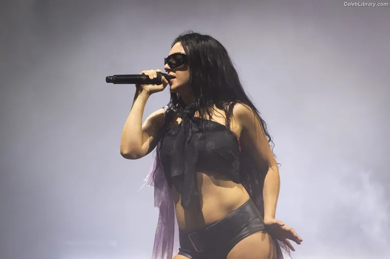 Charli XCX photo 2 of 2701