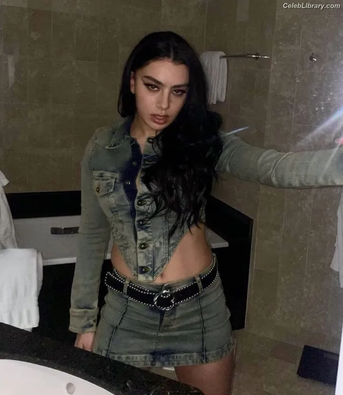 Charli XCX photo 7 of 2701