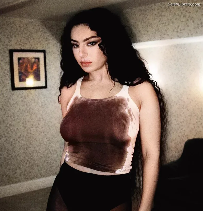 Charli XCX photo 11 of 2701
