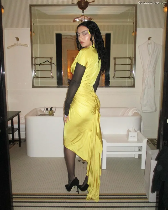 Charli XCX photo 1 of 2701