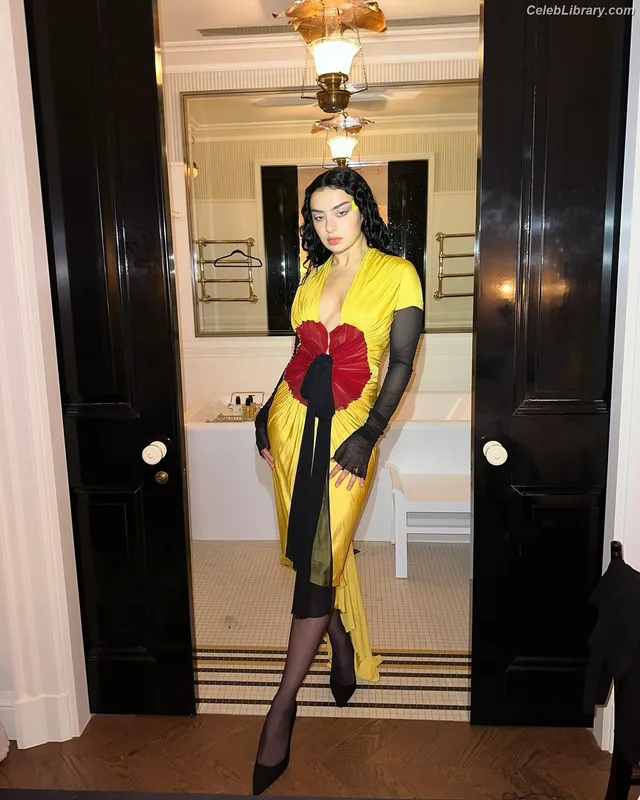 Charli XCX photo 2 of 2701