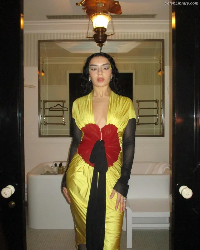Charli XCX photo 3 of 2701