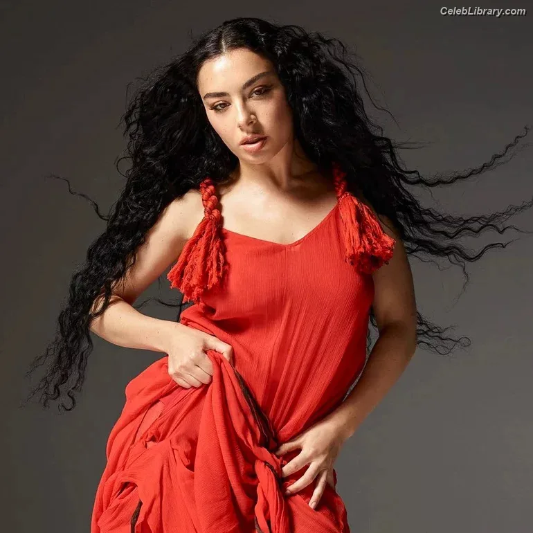 Charli XCX photo 11 of 2701