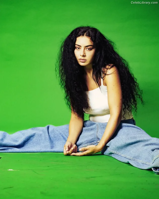 Charli XCX photo 23 of 2701