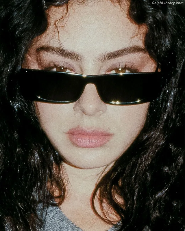 Charli XCX photo 1 of 2701