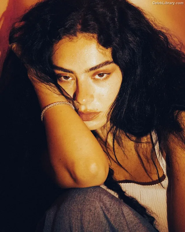 Charli XCX photo 2 of 2701