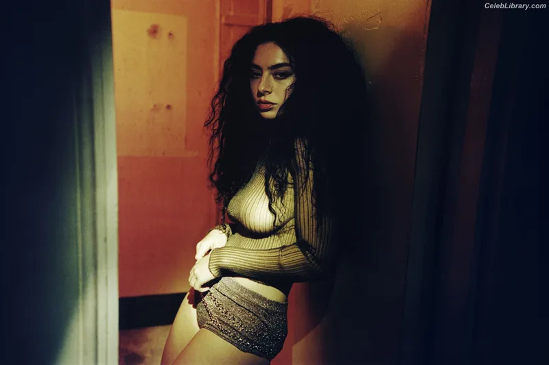 Charli XCX photo 9 of 2701