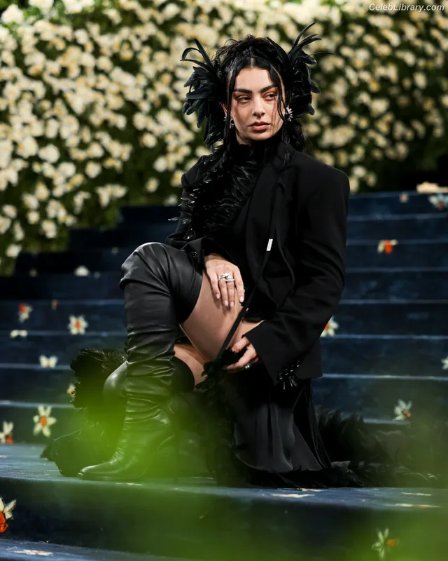 Charli XCX photo 1 of 2701