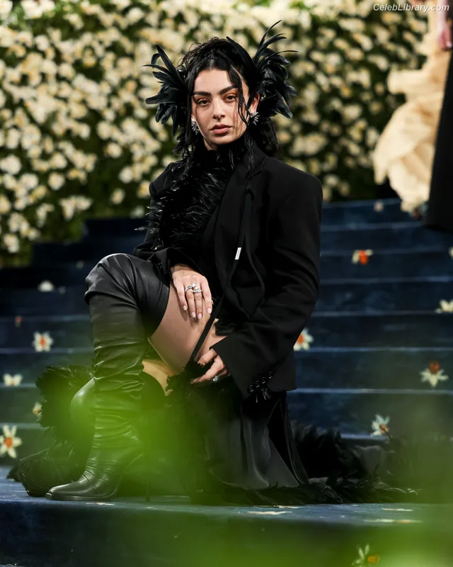 Charli XCX photo 2 of 2701