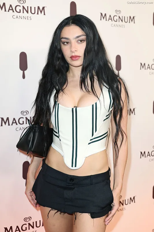 Charli XCX photo 11 of 2701