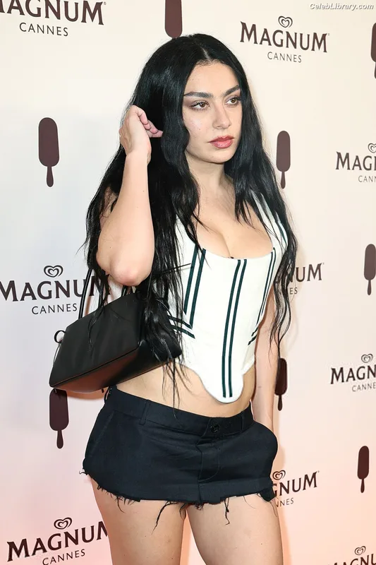 Charli XCX photo 12 of 2701