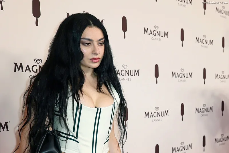 Charli XCX photo 13 of 2701