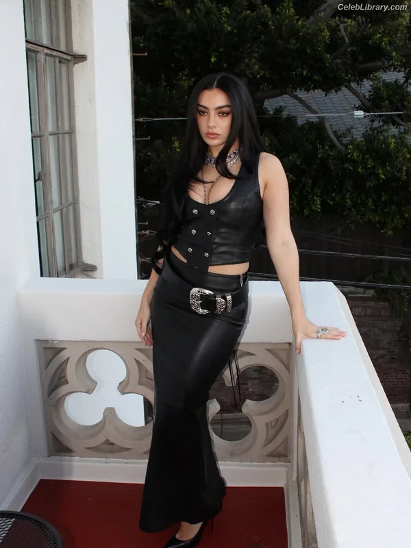 Charli XCX photo 3 of 2701