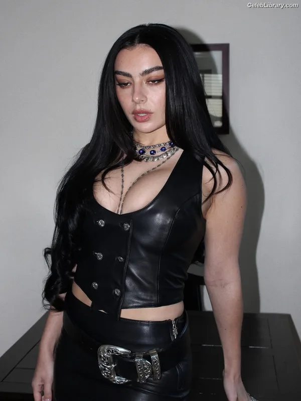 Charli XCX photo 4 of 2701