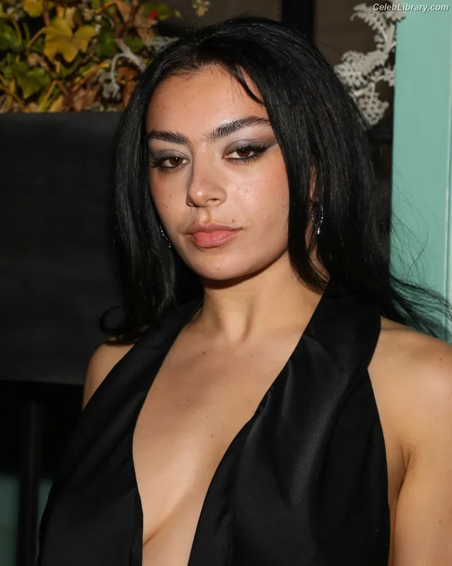 Charli XCX photo 23 of 2701