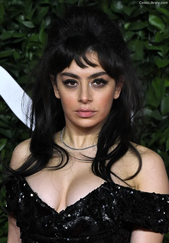 Charli XCX photo 5 of 2701