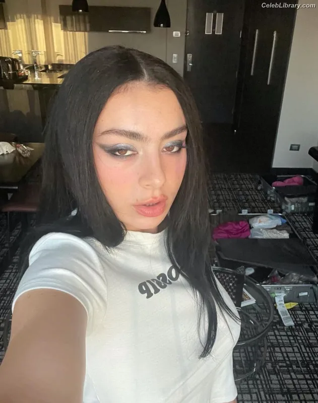 Charli XCX photo 7 of 2701
