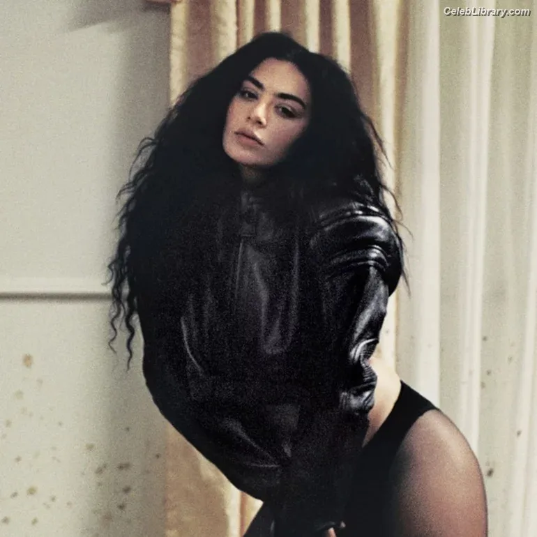 Charli XCX photo 8 of 2701