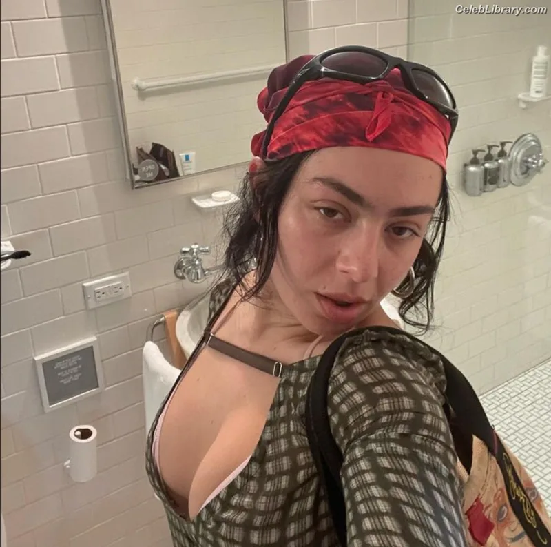 Charli XCX photo 17 of 2701
