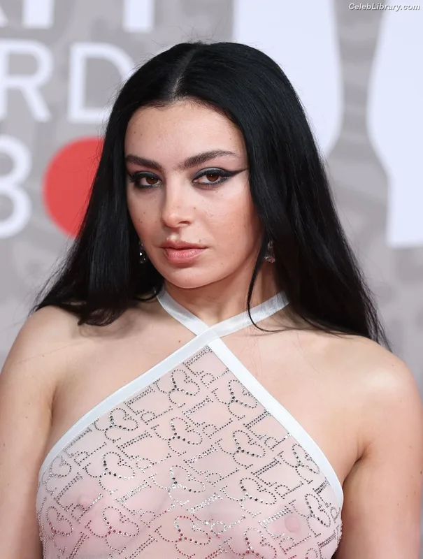 Charli XCX photo 7 of 2701