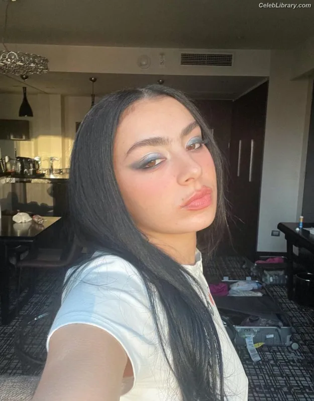 Charli XCX photo 9 of 2701