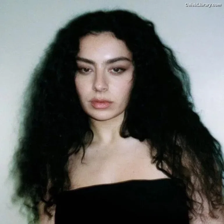 Charli XCX photo 11 of 2701