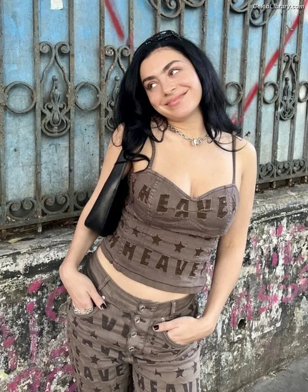 Charli XCX photo 12 of 2701