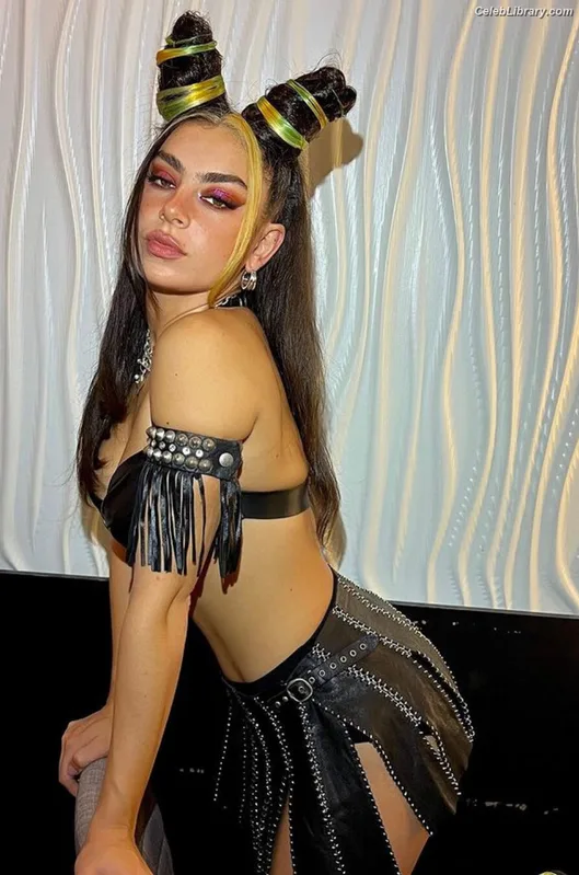 Charli XCX photo 1 of 2701