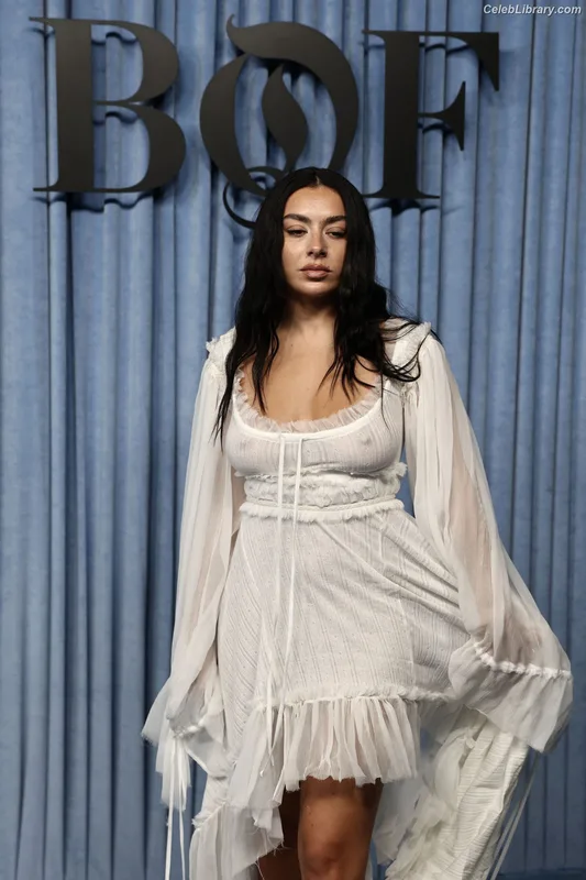 Charli XCX photo 2 of 2701