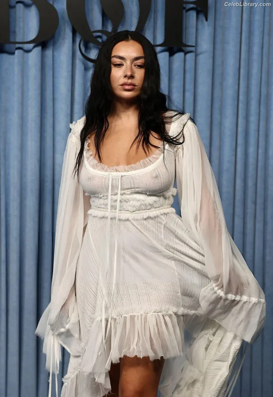 Charli XCX photo 9 of 2701