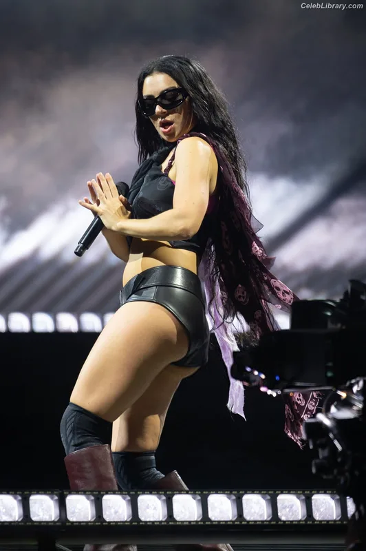 Charli XCX photo 19 of 2701