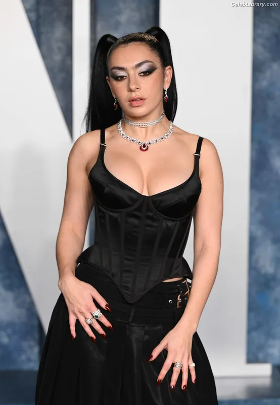 Charli XCX photo 4 of 2701