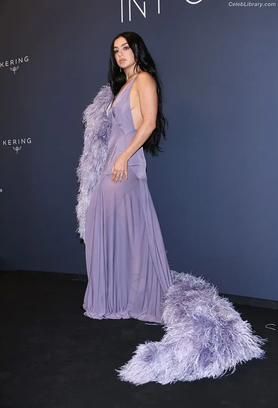 Charli XCX photo 1 of 2701