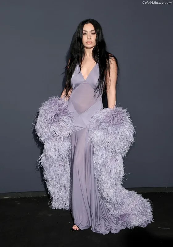 Charli XCX photo 2 of 2701