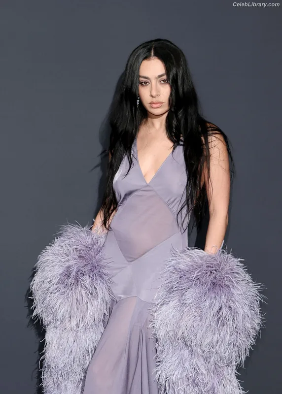 Charli XCX photo 5 of 2701