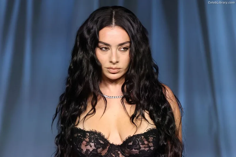 Charli XCX photo 23 of 2701