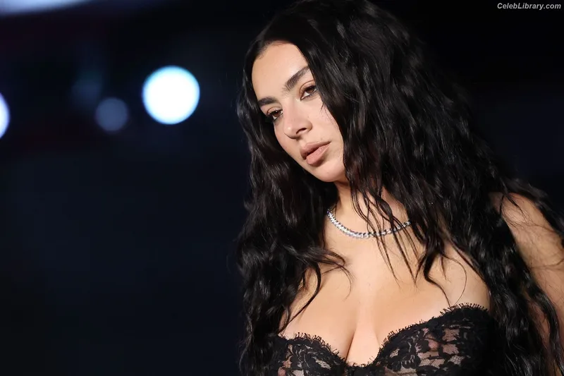 Charli XCX photo 8 of 2701
