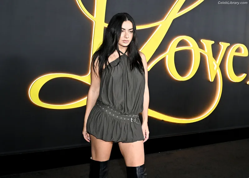 Charli XCX photo 17 of 2701