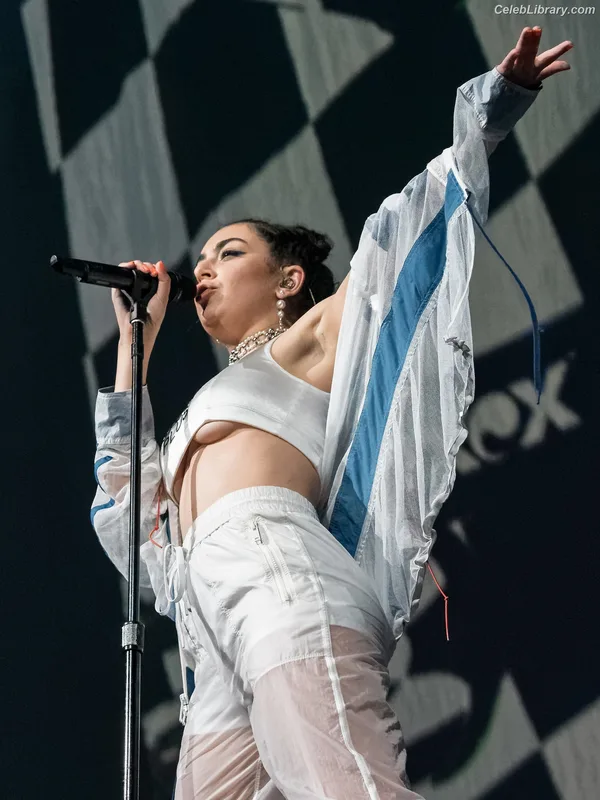 Charli XCX photo 9 of 2701