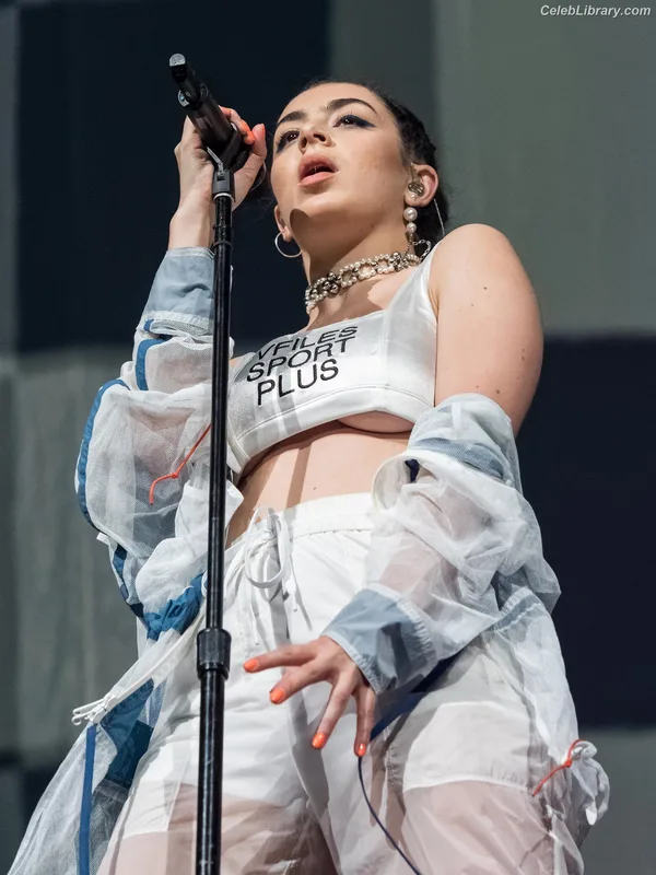 Charli XCX photo 11 of 2701
