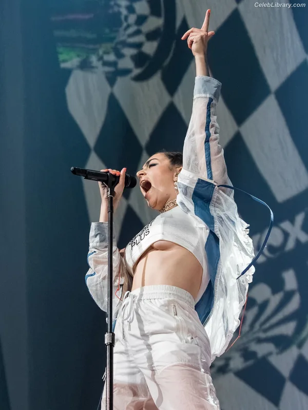 Charli XCX photo 13 of 2701