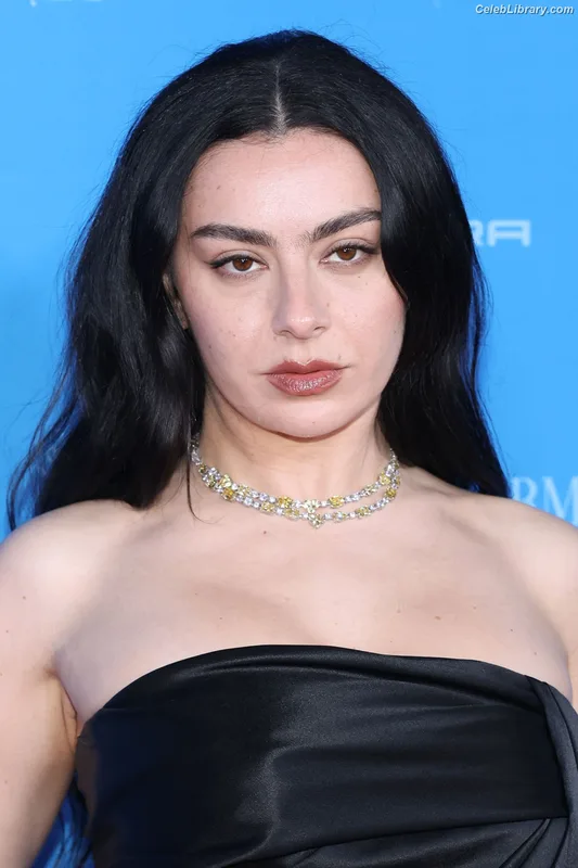 Charli XCX photo 3 of 2701
