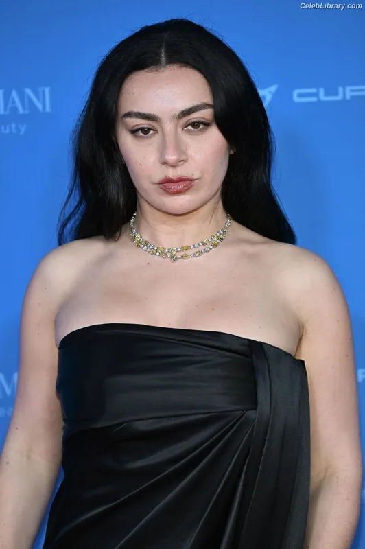 Charli XCX photo 6 of 2701